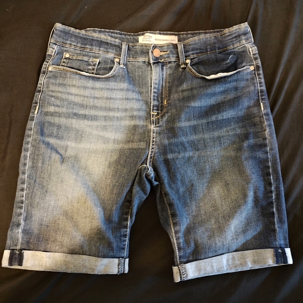 Levi Strauss Women's Mid Rise Bermuda Shorts Size 12. Zip/Button Closure